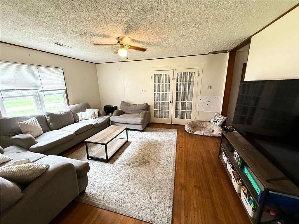 Building Photo - 415 W 9th St