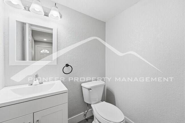 Building Photo - Spacious Townhouse with Washer/Dryer and Central AC