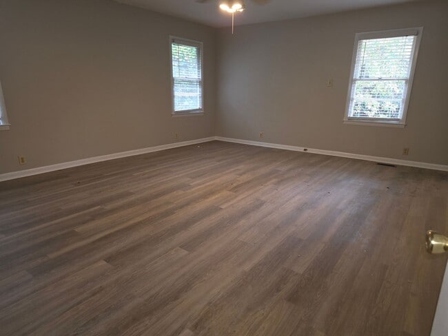 Building Photo - Renovated Kitchen, 3 BR / 3 BH home in Terry Sanford Area!