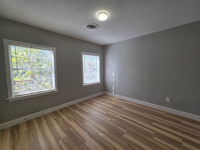 Building Photo - 210 W Vardeman Ave