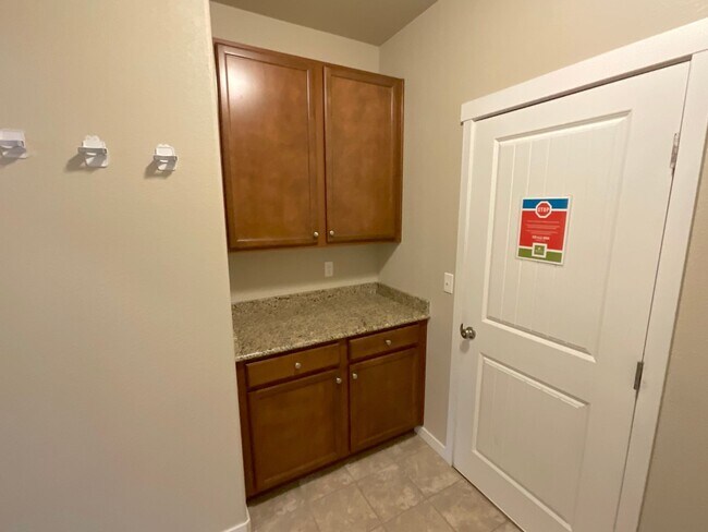 Building Photo - 4 Bedroom Home Available Near Woodmoor Dr ...