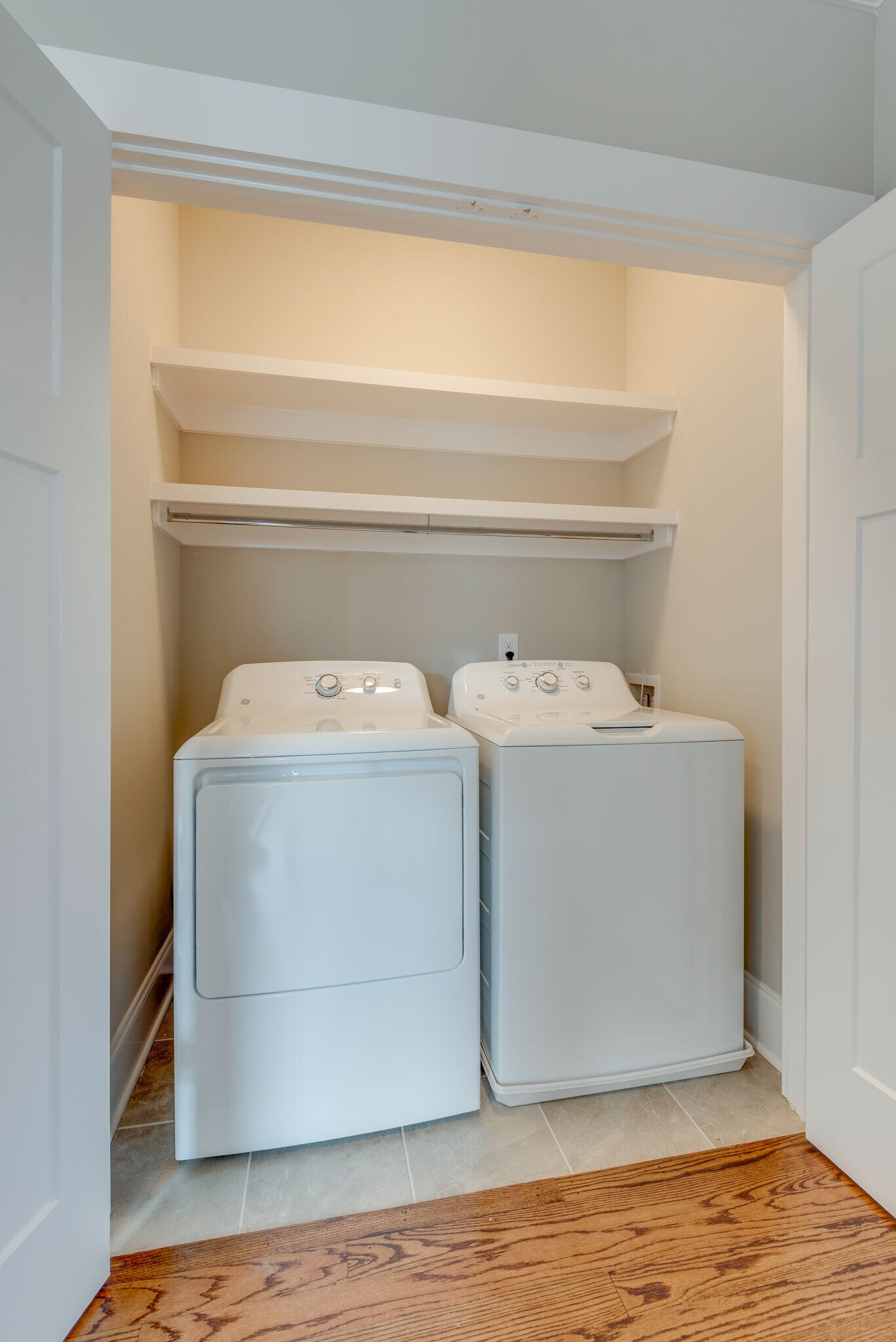 Washroom closet with new appliances - 562 Stevenson St