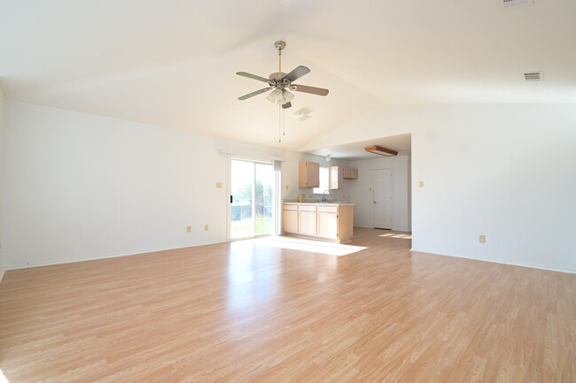 Building Photo - 716 Lago Vista St