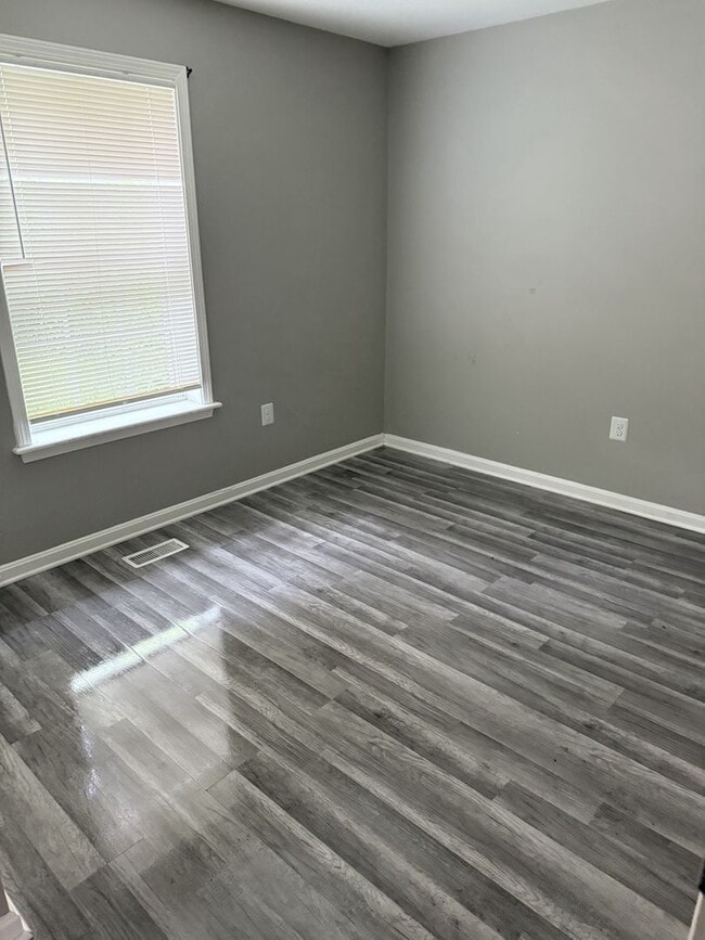 Building Photo - 4BR/ 1.5 bath House