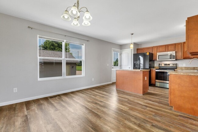 Building Photo - Beautiful 3b/3b Townhome!