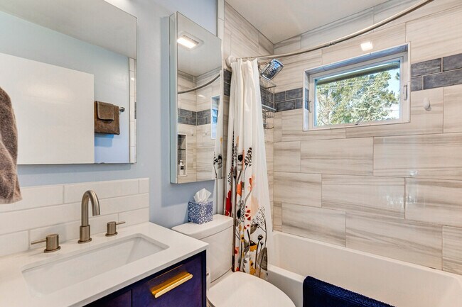 Building Photo - 725 35th St