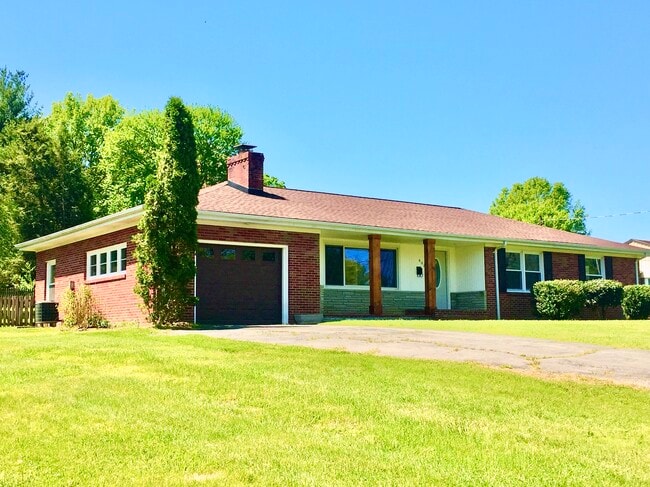 Building Photo - 802 Hillmoor Dr