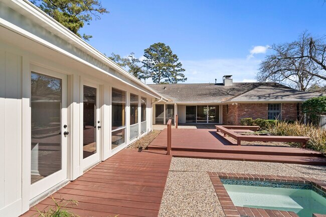 Building Photo - 365 Piney Point Rd