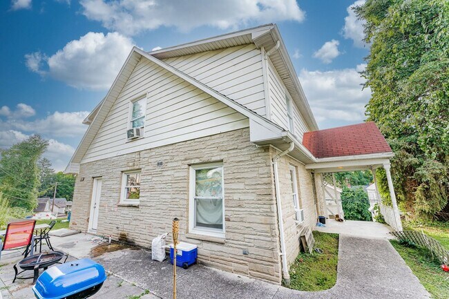 Building Photo - 759 Snider St