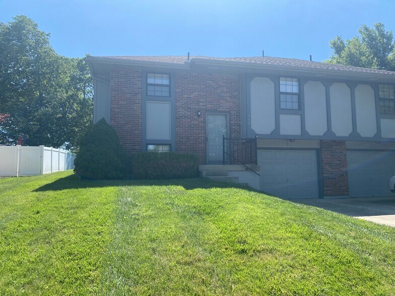 Building Photo - 733 SE Claremont St