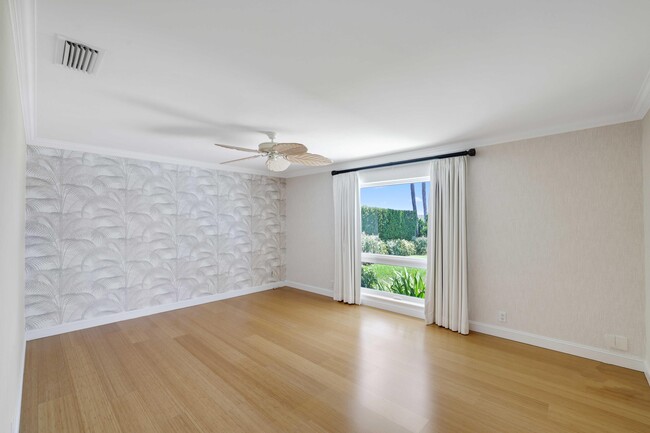 Building Photo - 2204 Notre Dame Dr