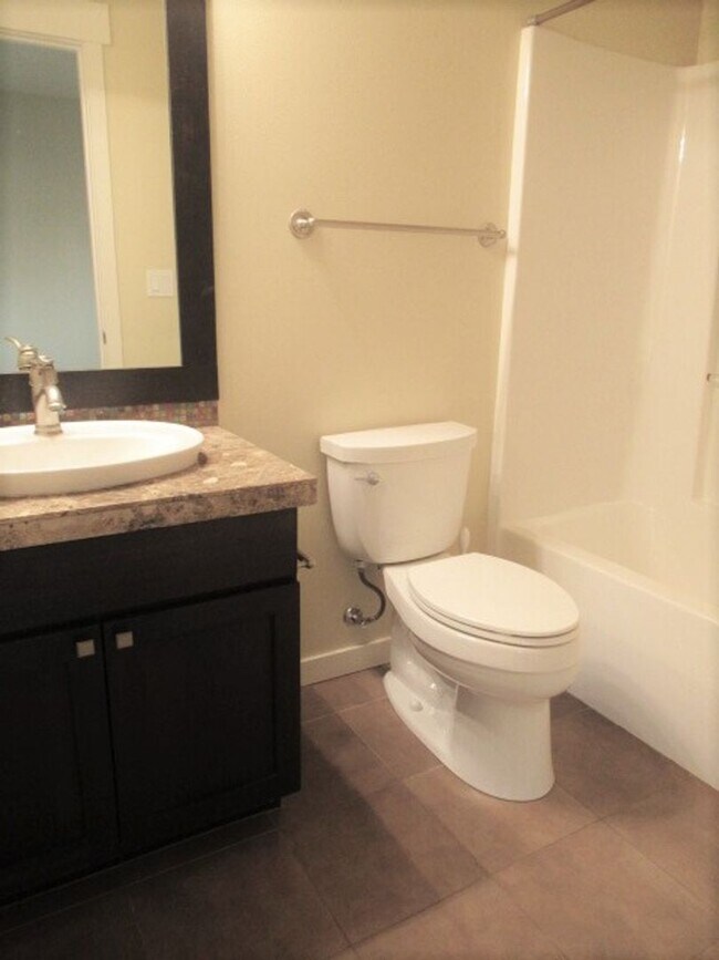 Building Photo - 2bd/2.5ba Seattle Townhome