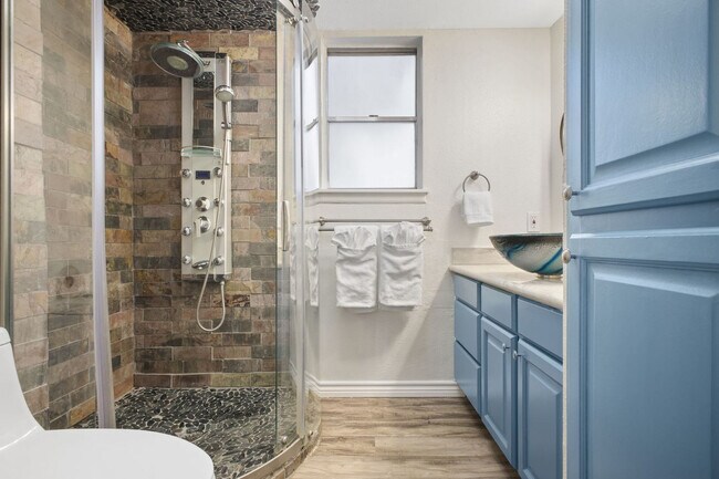 Building Photo - 5410 King Richard St