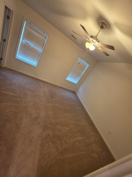 Building Photo - 321 Avon Dr
