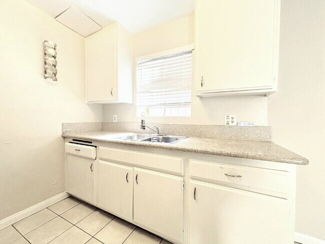 Building Photo - 1343 W 36th St