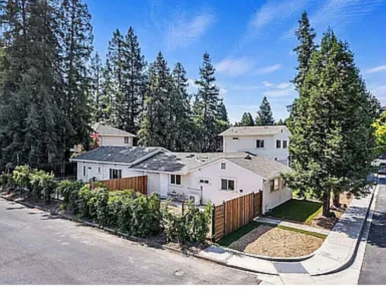 Primary Photo - 1006 Court Ln