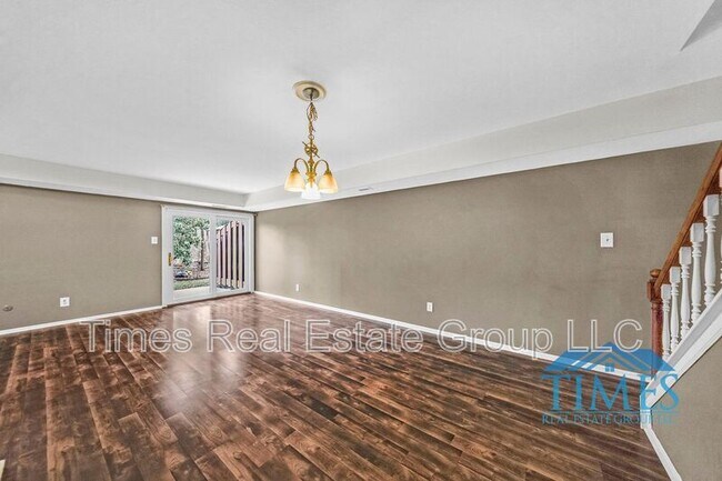 Building Photo - 704 Worthington Dr