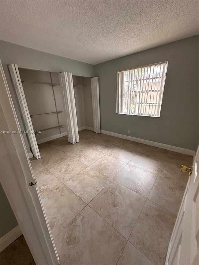 Building Photo - 9976 Twin Lakes Dr