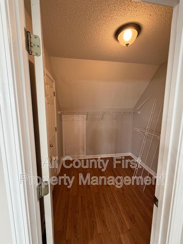 Building Photo - 2215 Lake Royale Dr