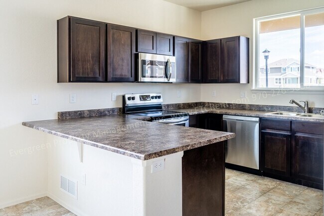 Building Photo - Gorgeous 4-Bed, 2.5 Bath Home in Windsor!