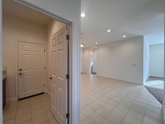 Building Photo - Spacious 3 bedroom home in Fernley