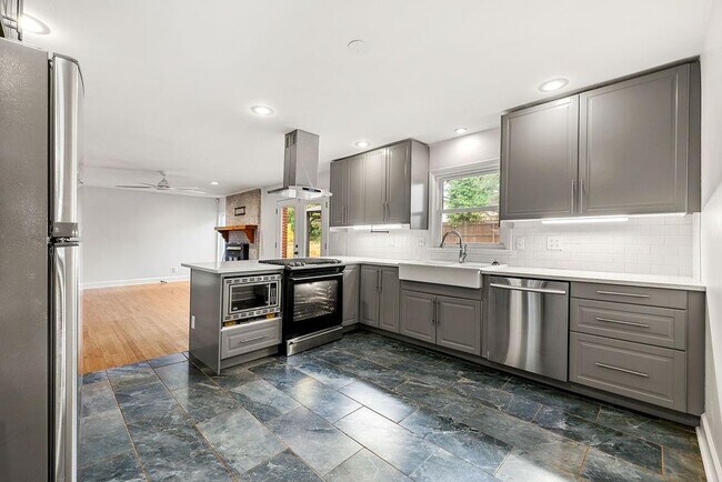 Building Photo - 161 Deerwood Cir