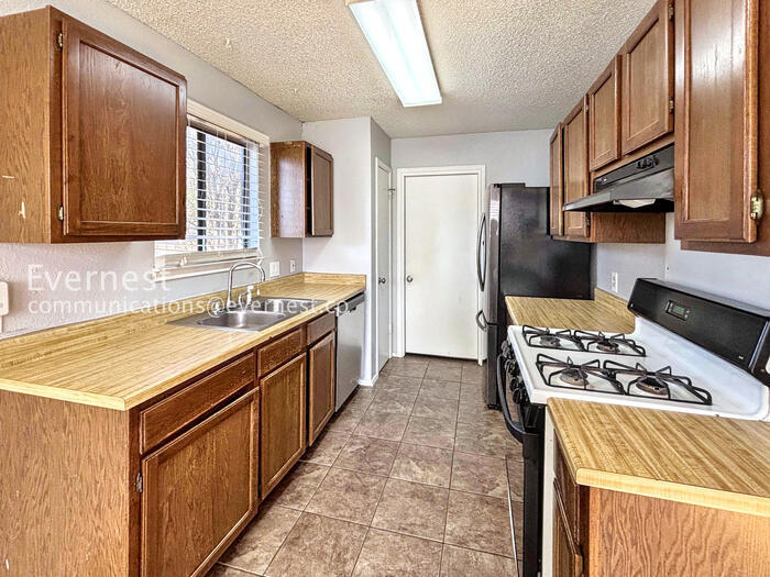 Building Photo - 915 Pyegrave Pl