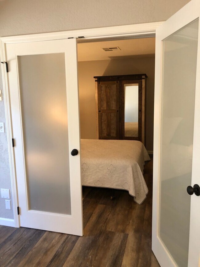 Building Photo - Beauty and Convenience! Remodeled, Fully F...