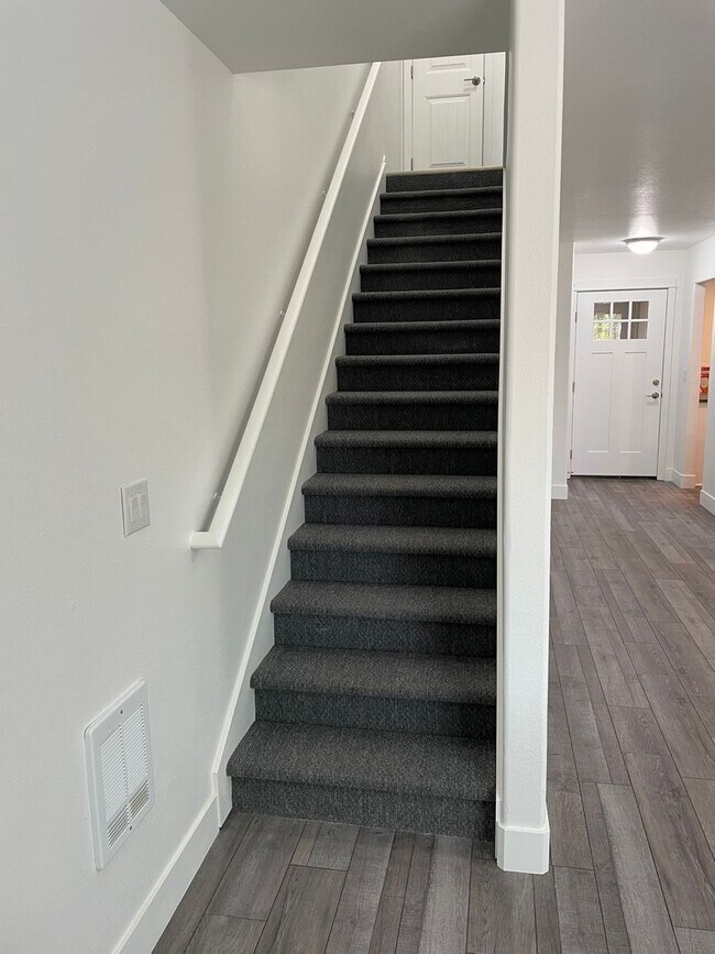 Building Photo - Beautifully Updated 2 Bed / 2.5 Bath Duplex in SW Redmond – Move-In Ready!