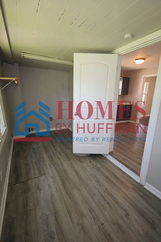 Building Photo - 2211 Frisse Ave