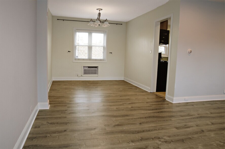 Building Photo - 1050 Touhy W Ave