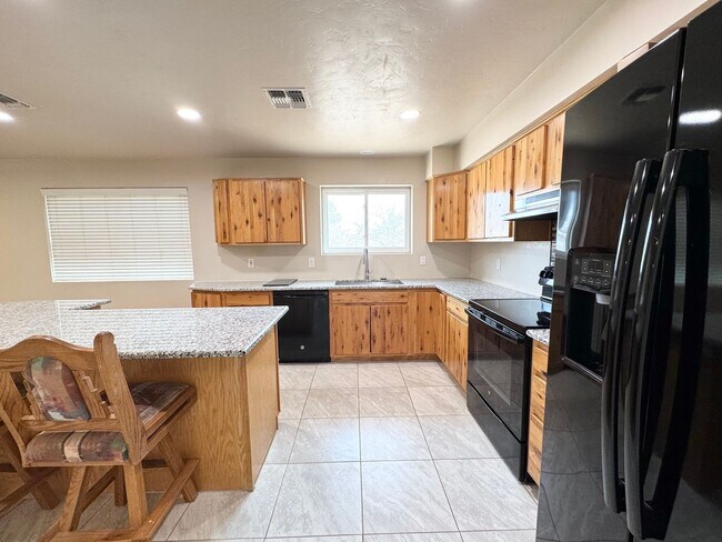 Building Photo - 3BR/2BA/2CG, with DOG RUN 2310 sq.ft. rental in Sierra Vista, AZ