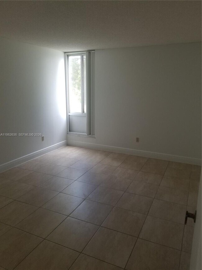 Building Photo - 9150 Fontainebleau Blvd