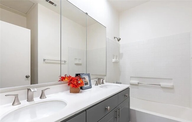 Building Photo - Live Smart in This Stylish 1BR