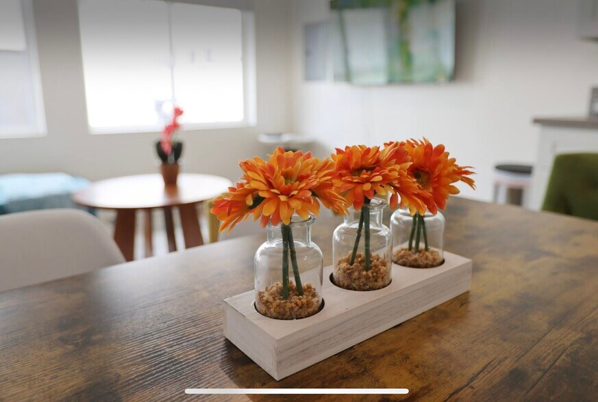 Building Photo - 2806 S Palm Grove Ave