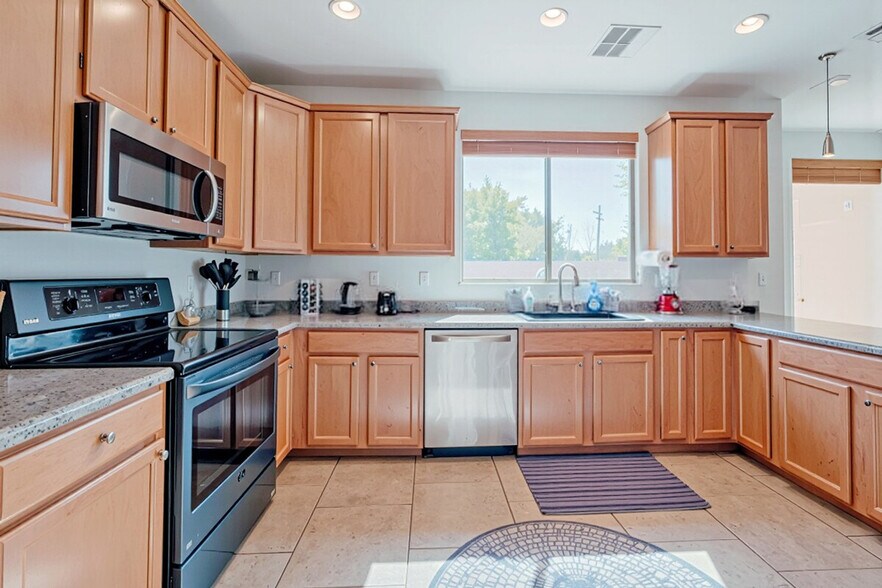 Building Photo - 1549 E Judi Pl