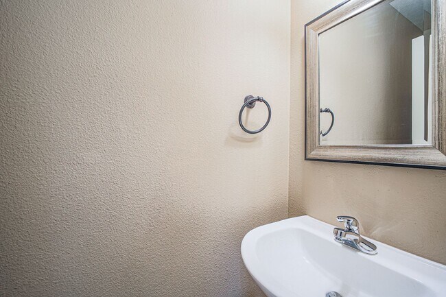 Building Photo - BEAUTIFUL 3 BD HOME LOCATED IN THE HEART O...
