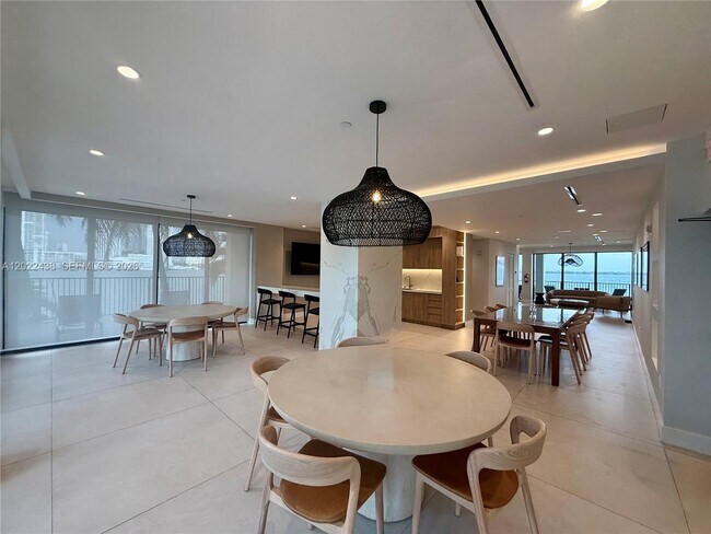 Building Photo - 801 N Venetian Dr