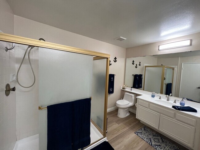 Building Photo - Two bedroom condo on the beach
