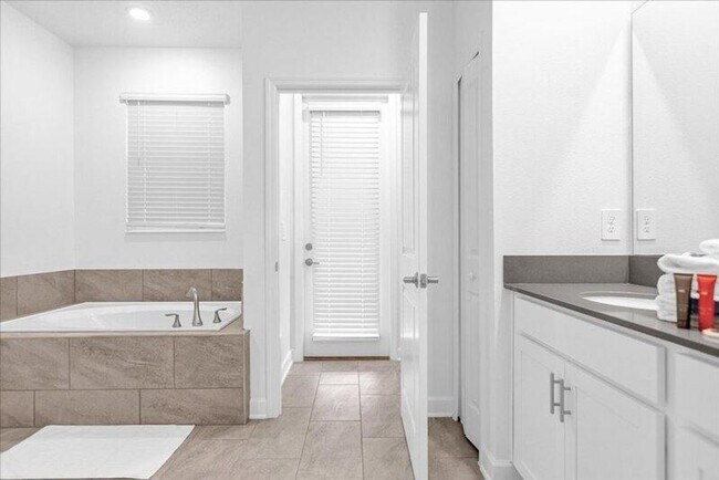 Building Photo - 9052 Sommerset Hills Dr