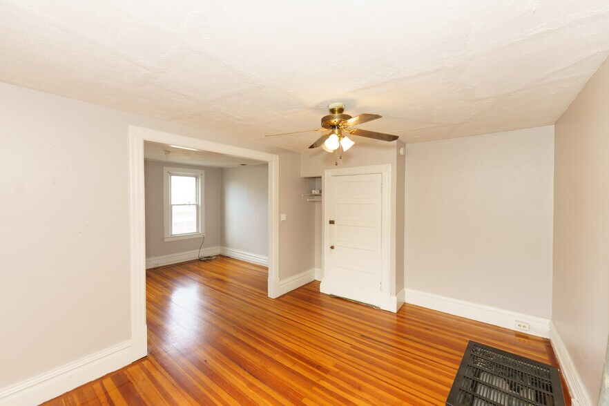 Building Photo - 6 Larch Ave