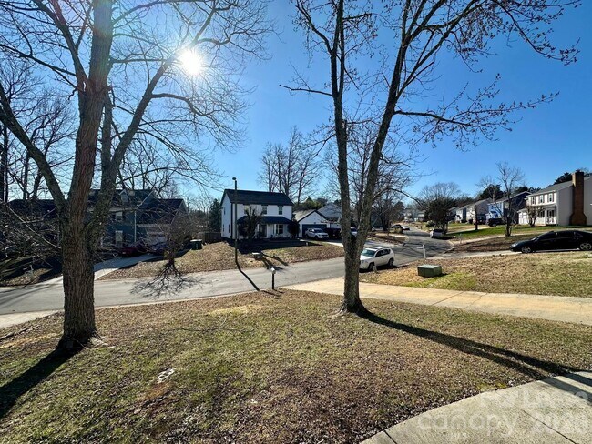 Building Photo - 9501 Pondside Ln