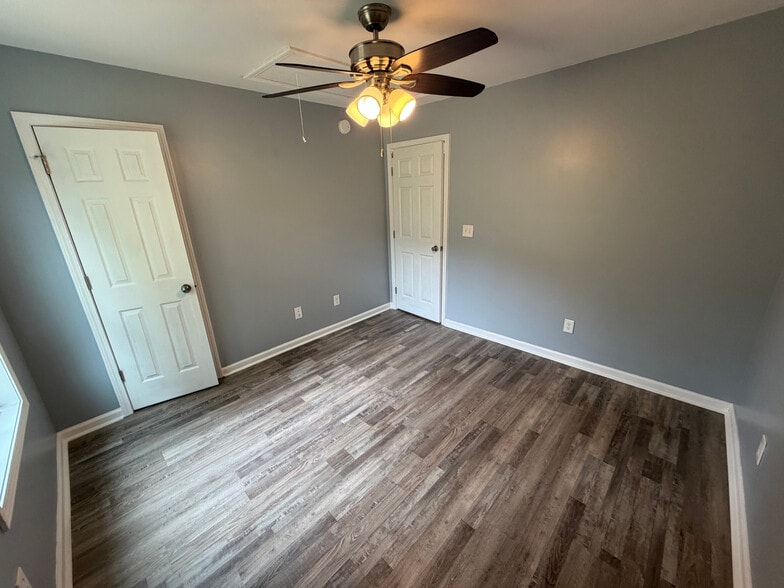 Building Photo - Room in House on Navajo Trail
