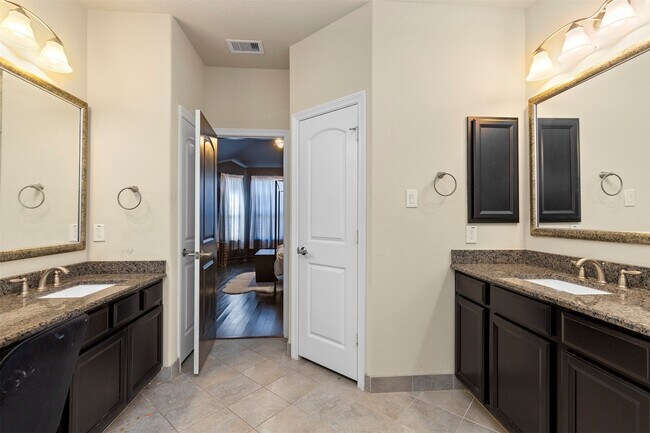 Building Photo - 2118 Cambridge Bay Dr
