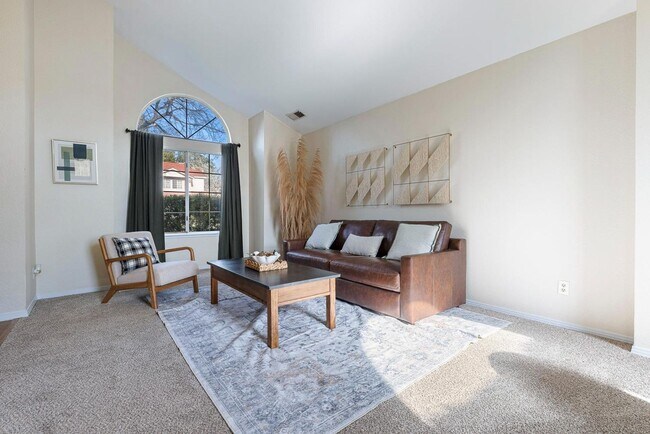 Building Photo - Stunning 4 Bedroom 2.5 bath in Woodward Park area!