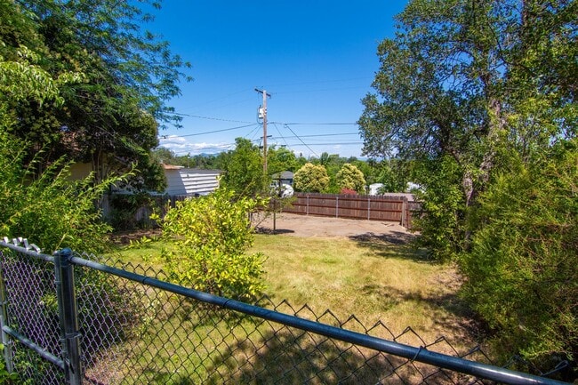 Building Photo - Spacious Custom Redding Home with Characte...