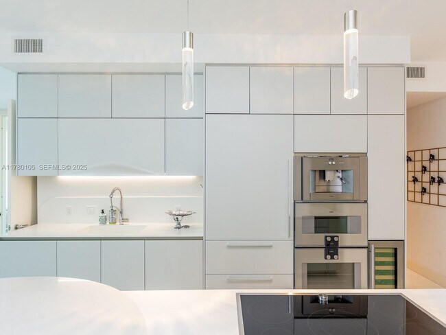 Building Photo - 16901 Collins Ave