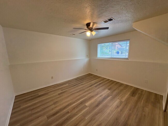 Building Photo - Updated **2 Bedroom | 1.5 Bath | 1-Car Garage Townhome**