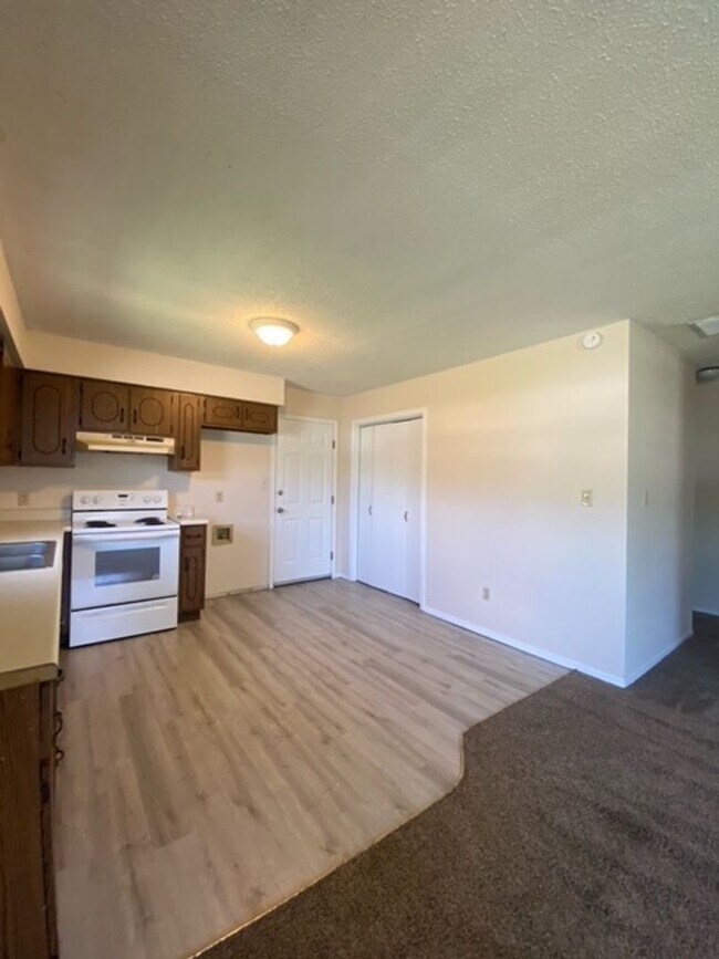 Building Photo - Great Duplex! 2 Bed, 1 Bath