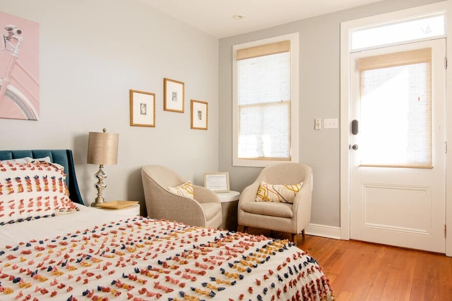 Building Photo - 716 Valence St